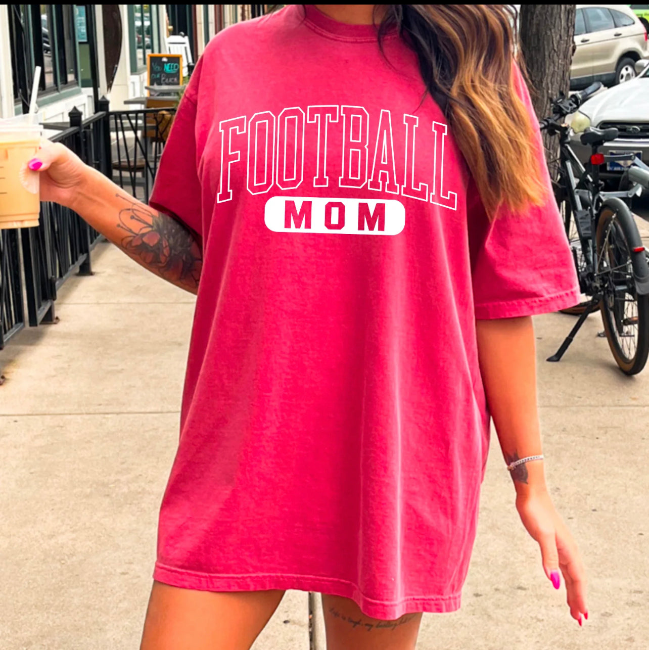 Football Mom trendy t-shirt
