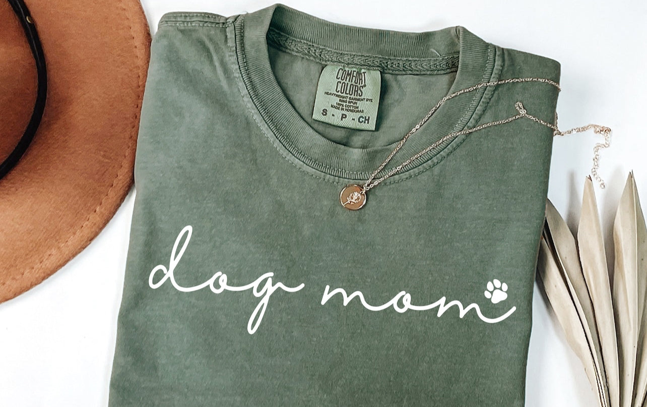 Dog mom graphic tee