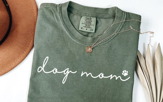 Dog mom graphic tee